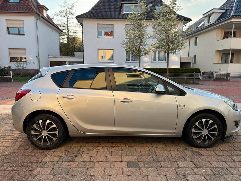 Gebraucht Opel Astra Active 140 PS (102 kW) 2014 Silber Kleinwagen
