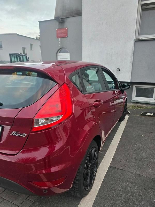 Gebraucht Ford Fiesta 60 PS (44 kW) 2009 Rot Kleinwagen