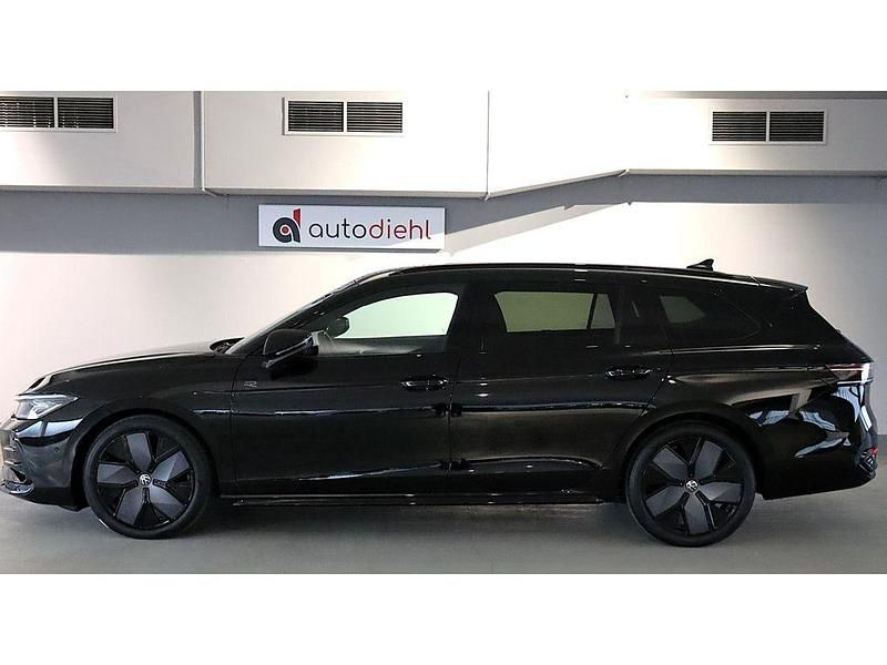 Gebraucht VW Passat R-line 150 PS (110 kW) 2025 Schwarz Kombi