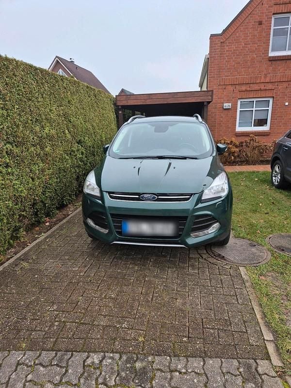 Grün Gebraucht 2016 Ford Kuga Titanium SUV | 11.000 € (Fairer Preis) - Bild 1/4