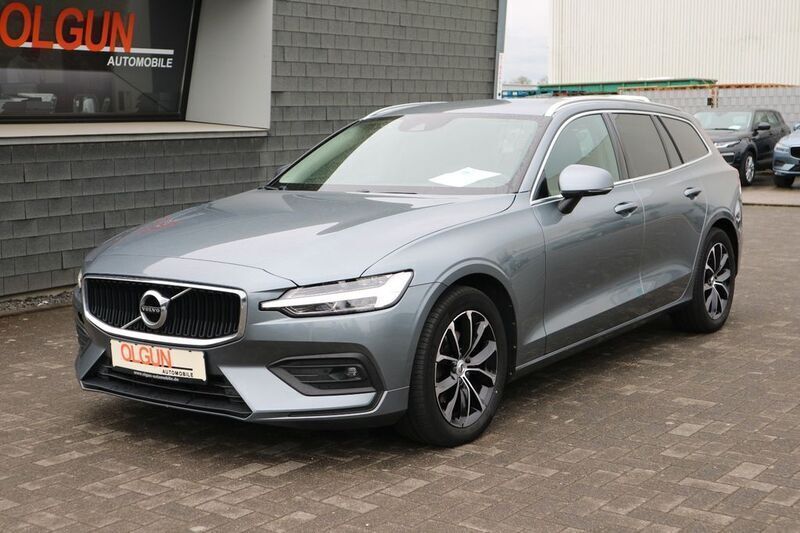 Grau Gebraucht 2020 Volvo V60 Momentum Kombi | 24.490 € (Guter Preis) - Bild 1/4