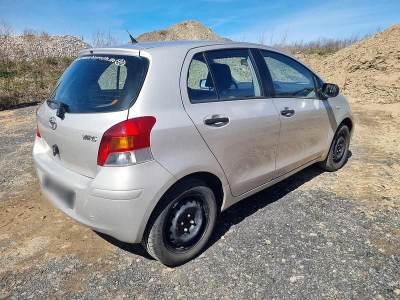 Gebraucht Toyota Yaris 70 PS (51 kW) 2009 Silber Kleinwagen