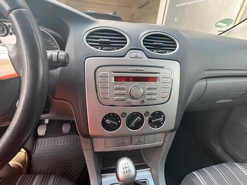 Second-hand Ford Focus 101 CP (74 kW) 2008 Negru Berlinǎ