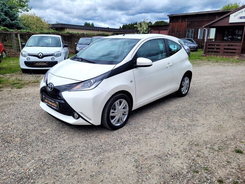 Gebraucht Toyota Aygo X-play 69 PS (50 kW) 2015 Weiß Kleinwagen