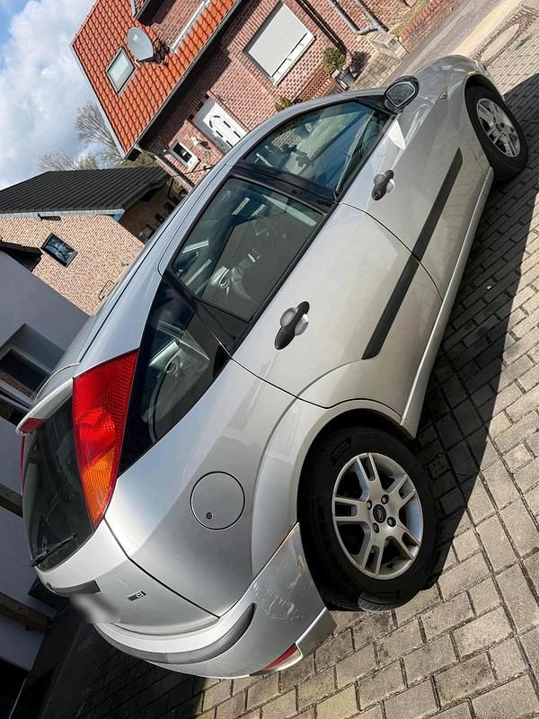 Gebraucht Ford Focus Trend 116 PS (85 kW) 2003 Silber Kleinwagen