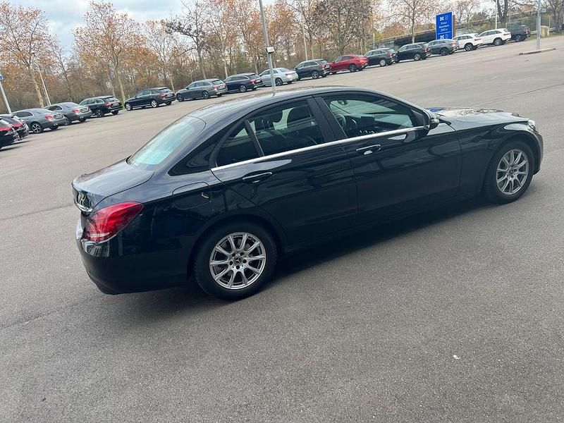 Schwarz Gebraucht 2018 Mercedes 220 Limousine | 19.800 € (Teuer) - Bild 1/4
