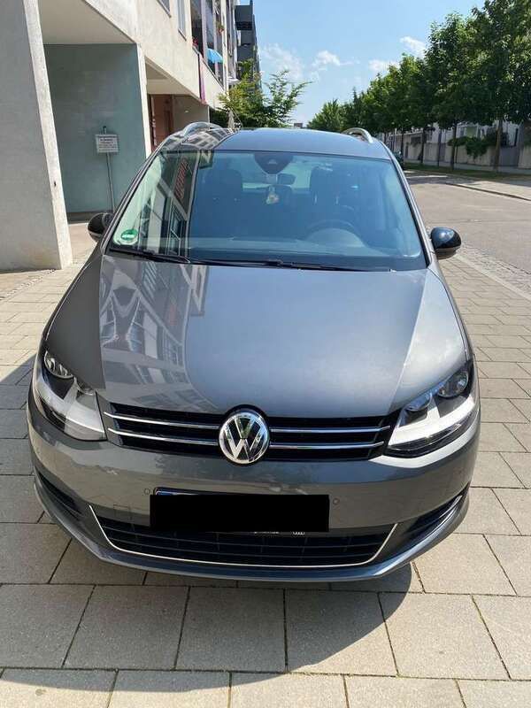 Grau Gebraucht 2019 VW Sharan IQ Drive Van / Kleinbus | 31.500 € (Teuer) - Bild 1/4
