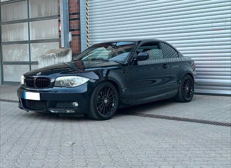 Schwarz Gebraucht 2012 BMW 118 Coupé Sport Line Coupé | 8.990 € (Etwas zu teuer) - Bild 1/4