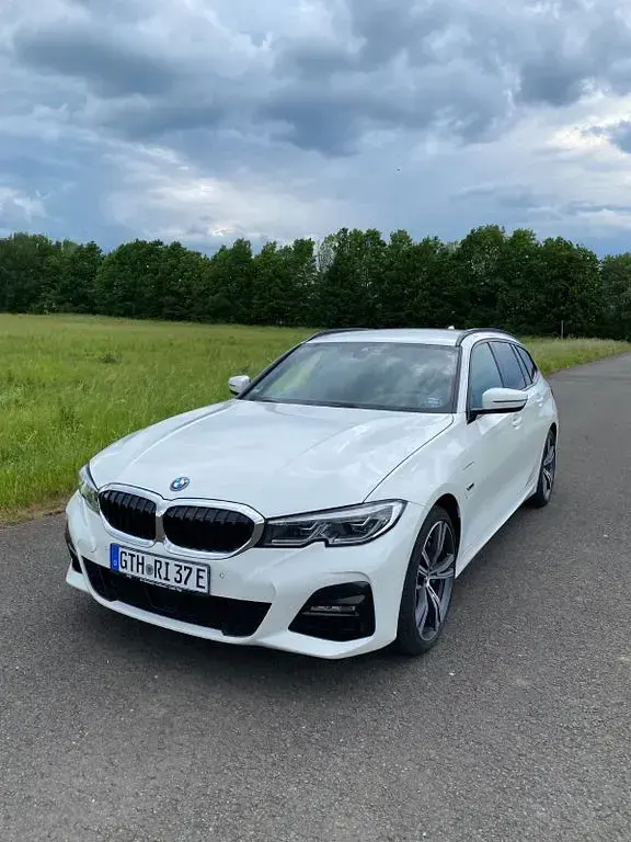 Gebraucht BMW 330e Performance 292 PS (214 kW) 2022 Weiß Kombi