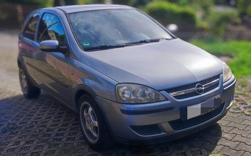 Grau Gebraucht 2004 Opel Corsa Kleinwagen | 1.200 € (Fairer Preis) - Bild 1/4