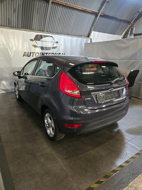 Gebraucht Ford Fiesta 71 PS (52 kW) 2011 Grau Kleinwagen