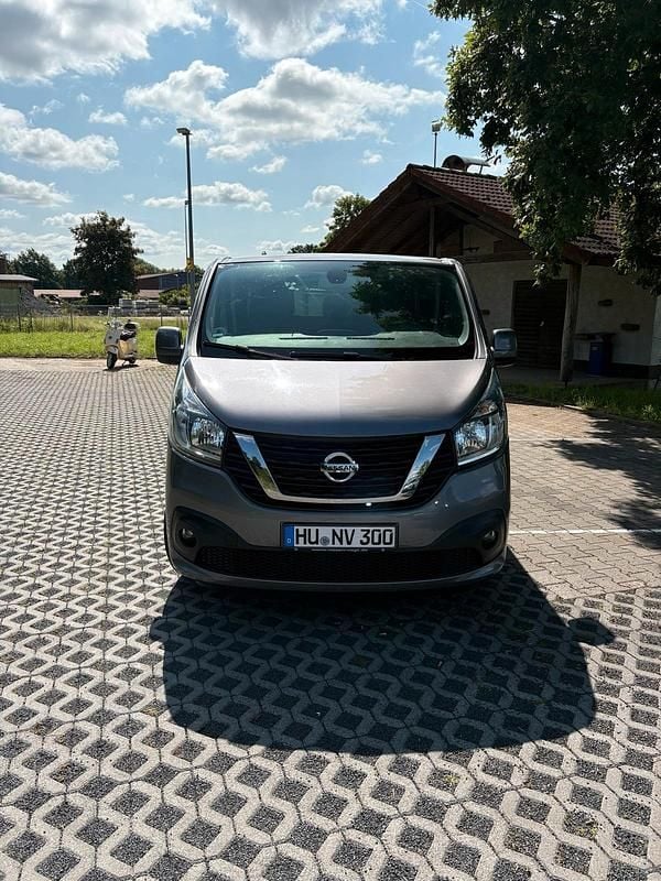Grau Gebraucht 2018 Nissan NV300 Premium Edition Van | 19.900 € - Bild 1/4