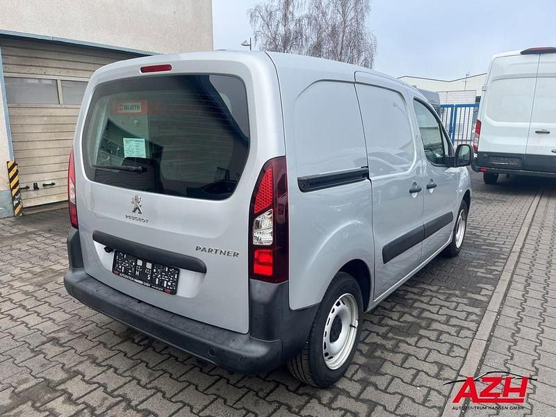 Gebraucht Peugeot Partner Premium 99 PS (72 kW) 2018 Lackierung aluminiumgrau/meta Van / Kleinbus