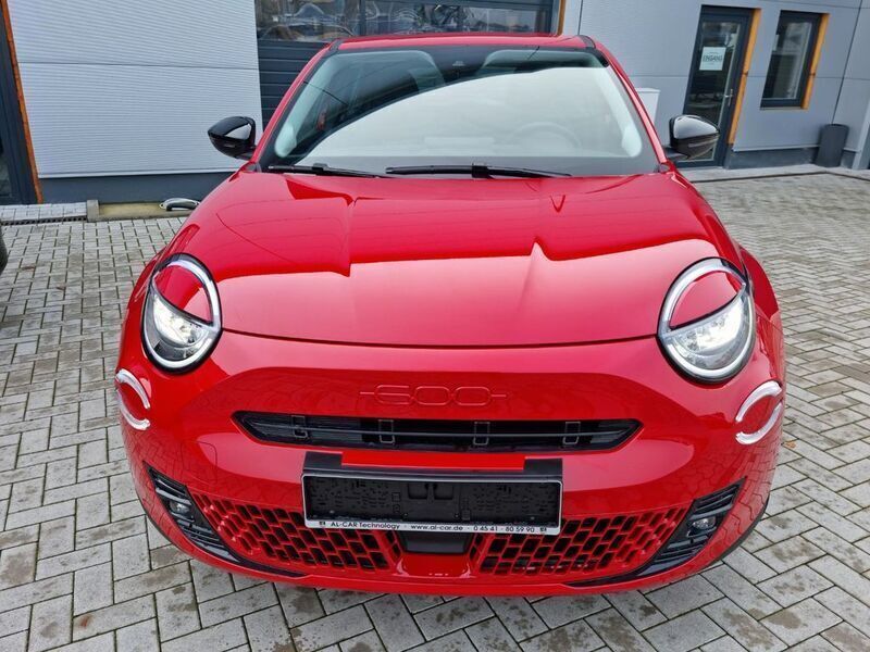 Gebraucht Fiat 600E Red 114 kW (156 PS) 2024 111 red SUV