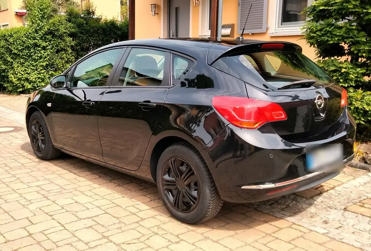 Gebraucht Opel Astra 140 PS (102 kW) 2013 Schwarz Limousine