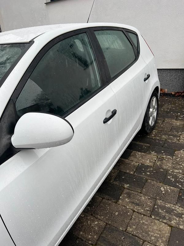 Gebraucht Hyundai i30 108 PS (79 kW) 2009 Weiß Kleinwagen
