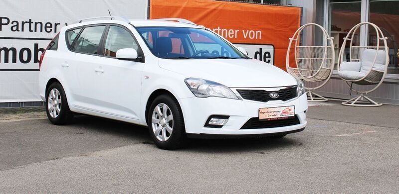 Weiß Gebraucht 2011 Kia Ceed Sportswagon Kombi | 5.950 € (Fairer Preis) - Bild 1/3