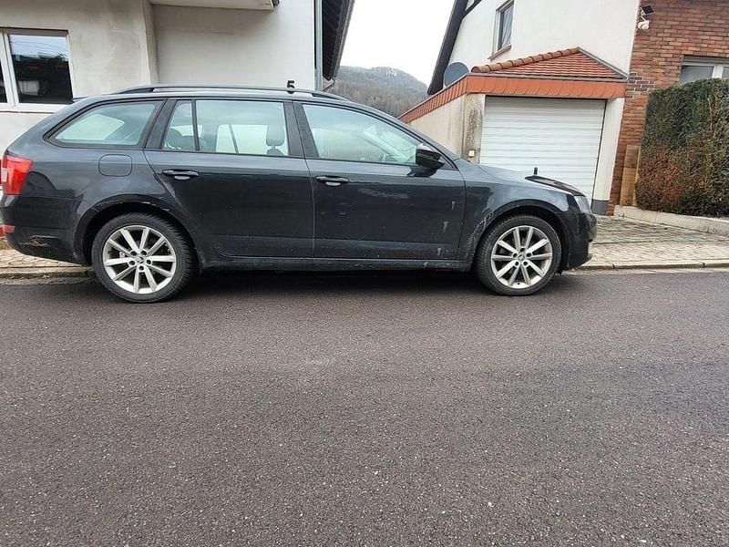 Schwarz Gebraucht 2016 Skoda Octavia Drive Kombi | 8.900 € (Guter Preis) - Bild 1/4