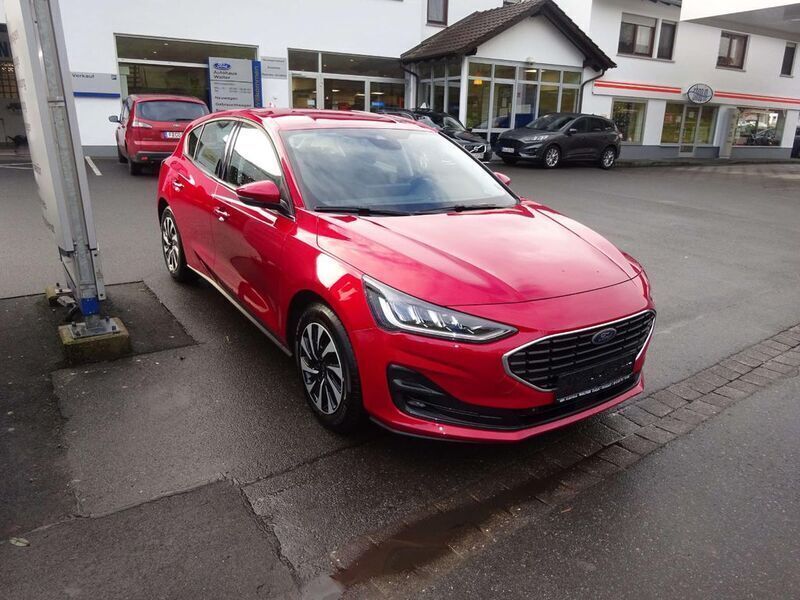 Gebraucht Ford Focus Titanium 125 PS (91 kW) 2023 Fantastic red tc Limousine
