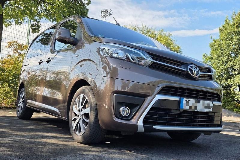 Braun Gebraucht 2020 Toyota Proace Van | 29.000 € (Teuer) - Bild 1/4
