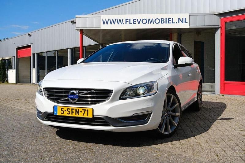 Weiß Gebraucht 2013 Volvo V60 Summum Kombi | 9.950 € (Fairer Preis) - Bild 1/4