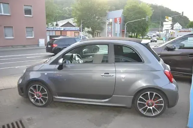 Gebraucht Abarth 595C Turismo 165 PS (121 kW) 2018 Colore esterno (record grau) (metallic) Cabrio