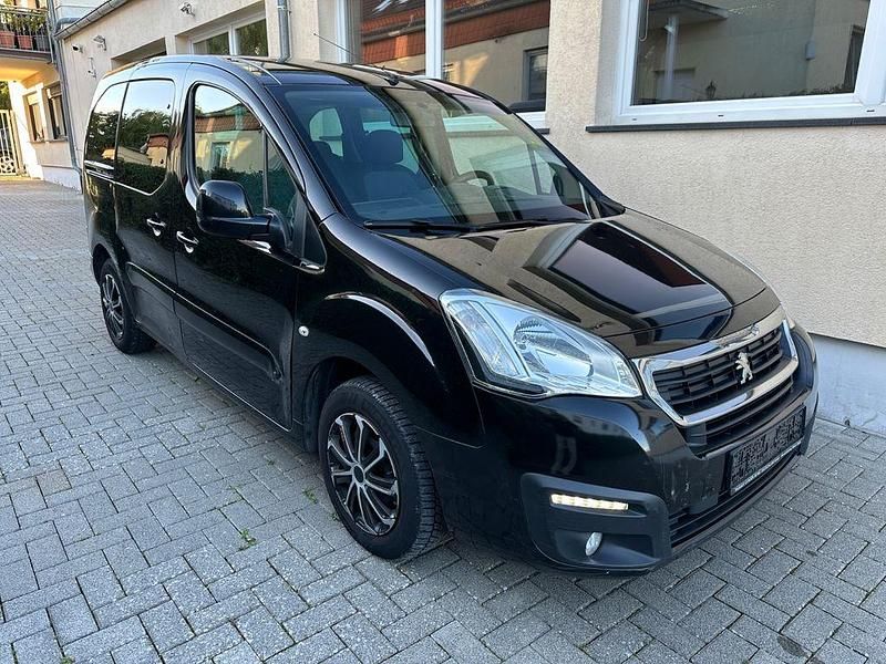 Schwarz Gebraucht 2016 Peugeot Partner Tepee Active Van / Kleinbus | 3.990 € (Fairer Preis) - Bild 1/4