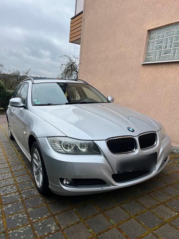 Grau Gebraucht 2009 BMW 320 Kombi | 3.100 € (Guter Preis) - Bild 1/4