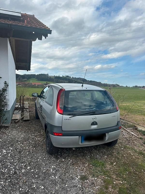 Używany Opel Corsa 58 KM (42 kW) 2001 Srebrny Hatchback