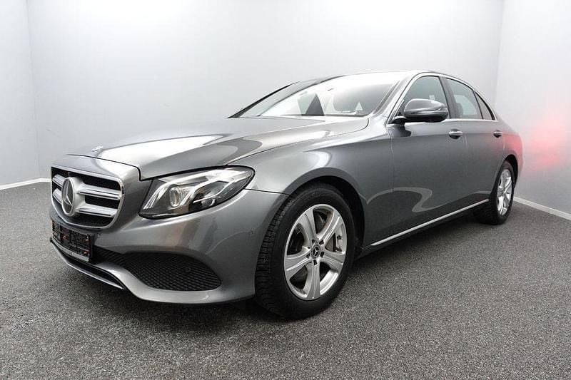 Grau Gebraucht 2018 Mercedes E300 Avantgarde Limousine | 24.699 € (Fairer Preis) - Bild 1/4