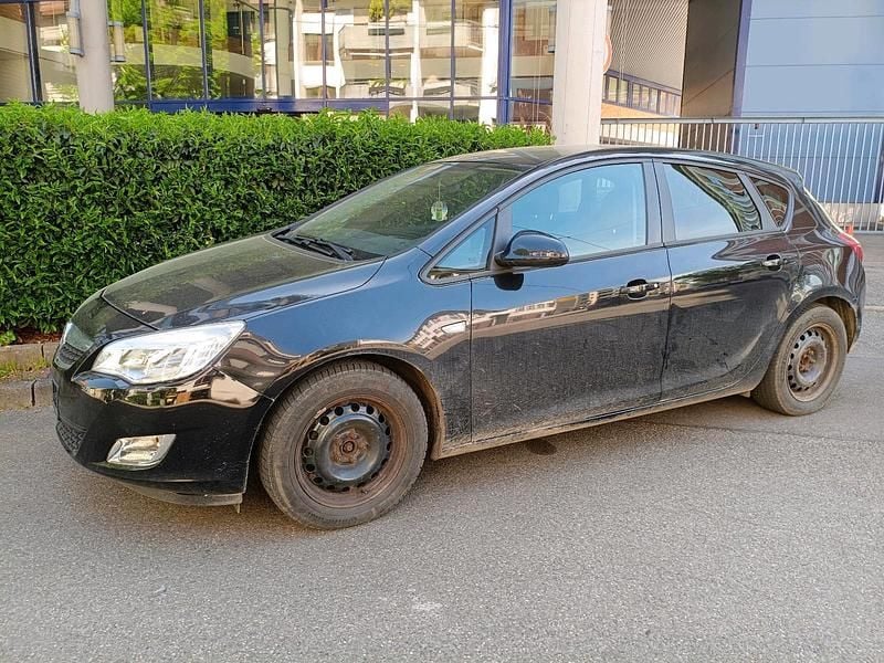 Second-hand Opel Astra 115 CP (84 kW) 2011 Negru Hatchback