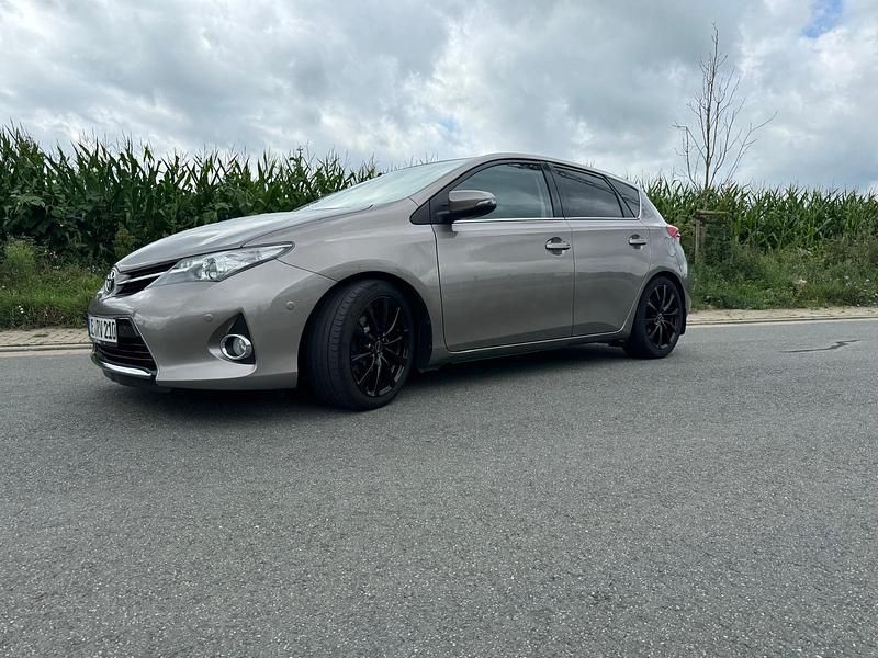 Braun Gebraucht 2014 Toyota Auris Limousine | 7.800 € (Fairer Preis) - Bild 1/4