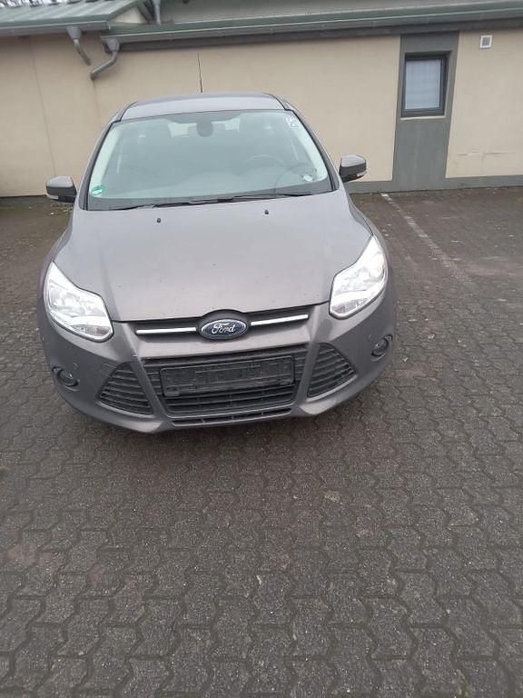 Grau Gebraucht 2013 Ford Focus Limousine | 2.800 € (Superpreis) - Bild 1/4