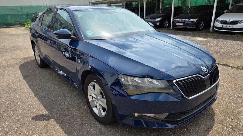 Blau Gebraucht 2017 Skoda Superb Active Limousine | 3.999 € - Bild 1/4