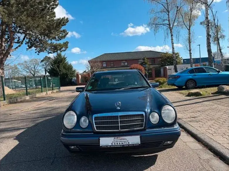 Gebraucht Mercedes E280 204 PS (150 kW) 1998 Blau Limousine