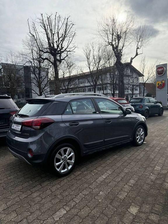 Gebraucht Hyundai i20 Active 101 PS (74 kW) 2020 Grau Kleinwagen