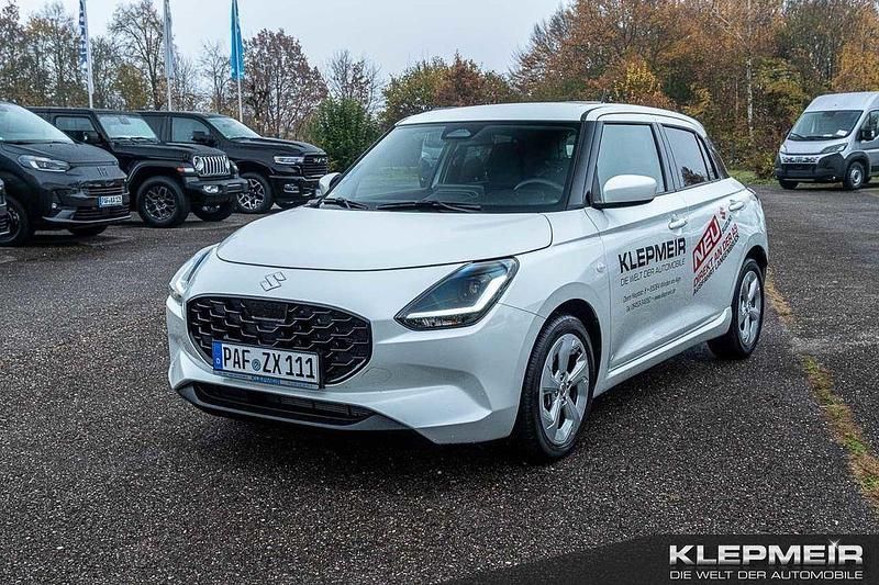 Pure white pearl metallic Gebraucht 2025 Suzuki Swift Comfort Limousine | 18.990 € (Fairer Preis) - Bild 1/4