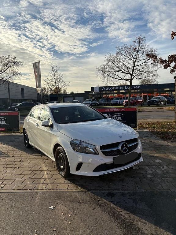 Weiß Gebraucht 2016 Mercedes A180 Limousine | 10.999 € (Superpreis) - Bild 1/4