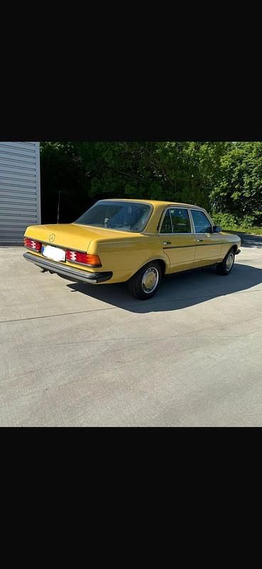 Gebraucht Mercedes 230 108 PS (79 kW) 1977 Gelb Limousine