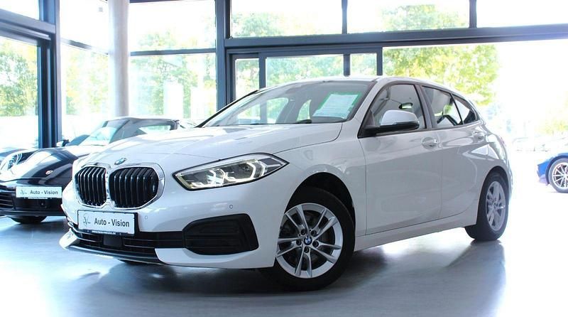 Weiß Gebraucht 2022 BMW 116 Comfort Edition Kleinwagen | 18.288 € (Fairer Preis) - Bild 1/3