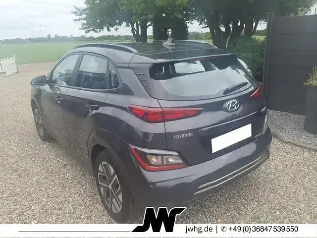 Gebraucht Hyundai Kona Select 100 kW (136 PS) 2022 Schwarz SUV