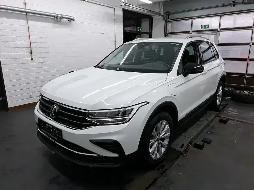 Gebraucht VW Tiguan Active 245 PS (180 kW) 2022 Pure white SUV
