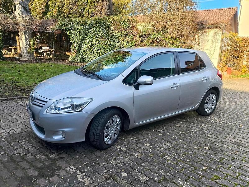 Silber Gebraucht 2010 Toyota Auris Kleinwagen | 7.500 € (Fairer Preis) - Bild 1/4