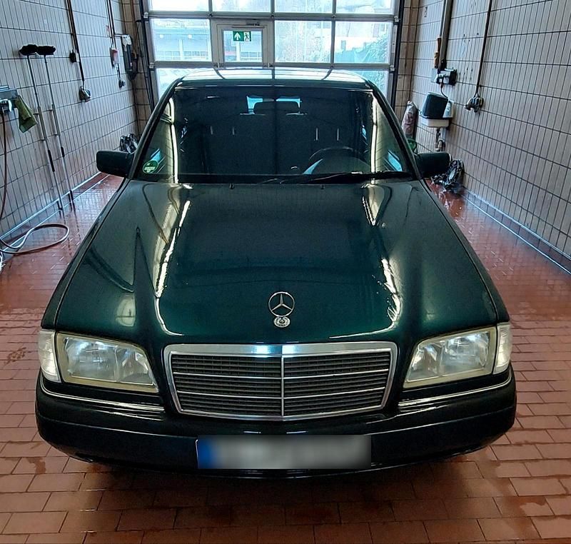 Grün Gebraucht 1997 Mercedes C180 Limousine | 1.750 € (Fairer Preis) - Bild 1/4