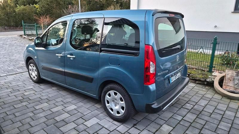 Gebraucht Peugeot TePee 92 PS (67 kW) 2011 Blau Kombi