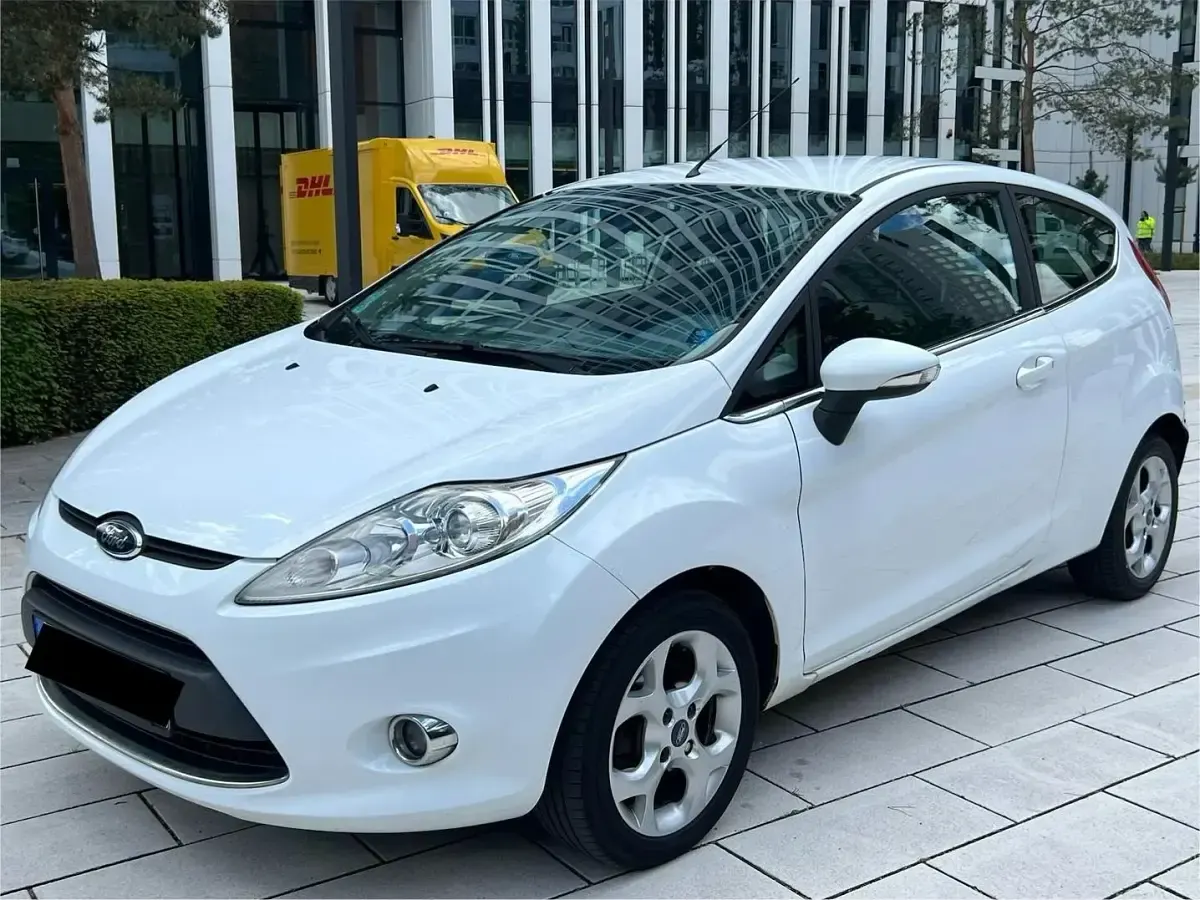 Usata Ford Fiesta Titanium 95 CV (69 kW) 2011 Bianco Utilitaria