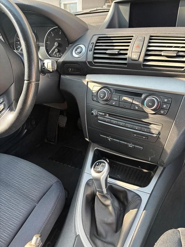 Gebraucht BMW 118 143 PS (105 kW) 2010 Schwarz Kleinwagen