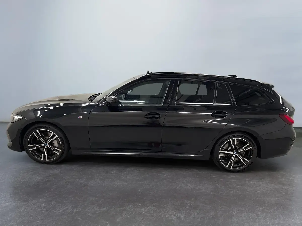Gebraucht BMW 330 M Sport 245 PS (180 kW) 2025 475  black sapphire metallic Kombi