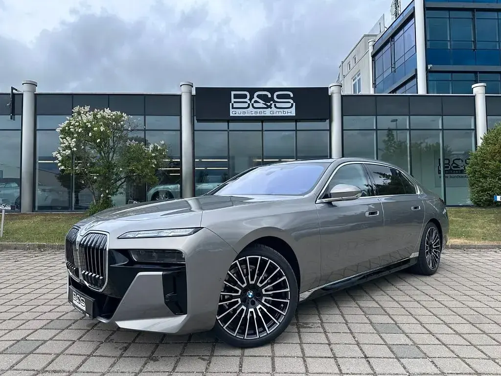 Gebraucht BMW 740 M Sport 299 PS (219 kW) 2025 Oxidgrau ii metallic Limousine