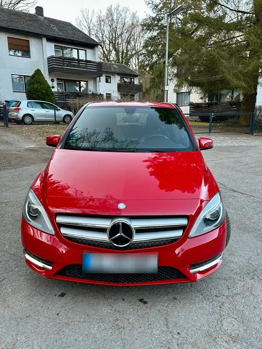 Gebraucht Mercedes B200 156 PS (114 kW) 2013 Rot Kleinwagen